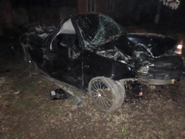 На Ставрополье «Гранта» врезалась в дерево, пострадали двое пассажиров